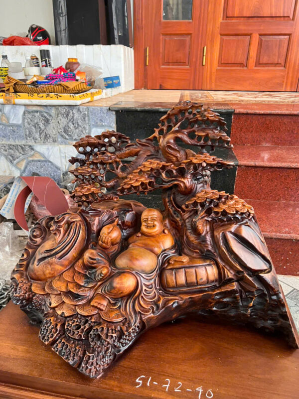 Di lặc ngự gốc cây tùng
