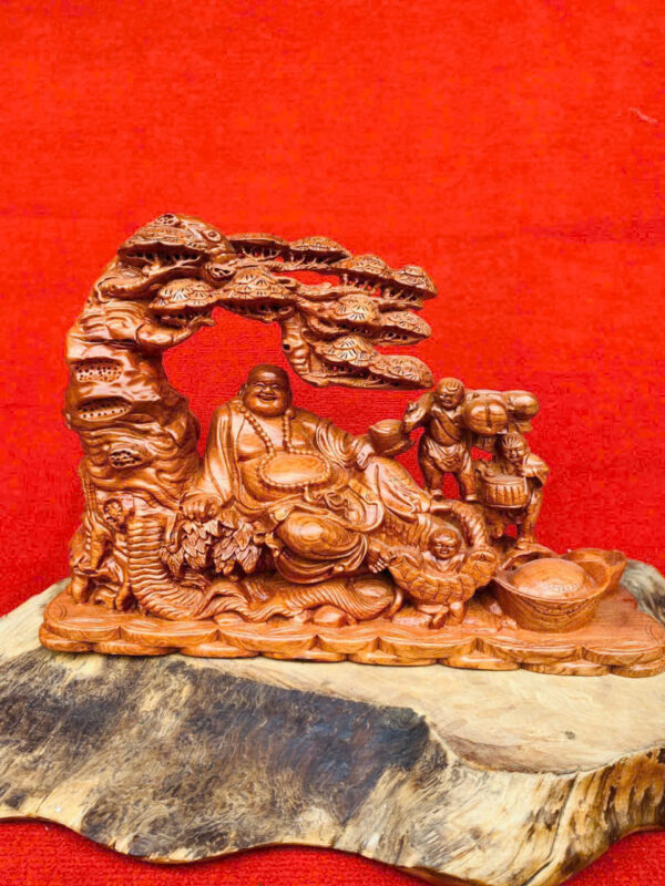 Di Lặc ngự gốc Tùng