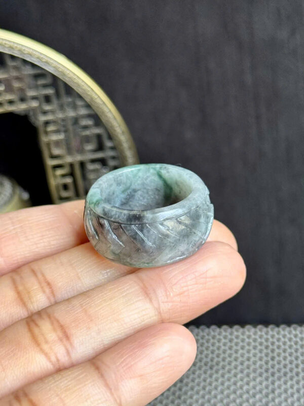 Nhẫn ngọc cẩm thạch gà đen