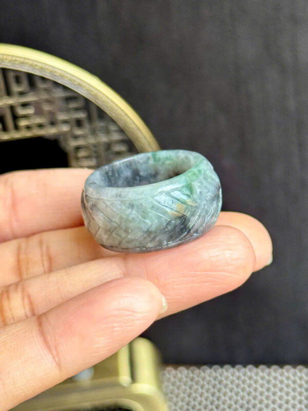 Nhẫn ngọc cẩm thạch gà đen - Hình ảnh 3