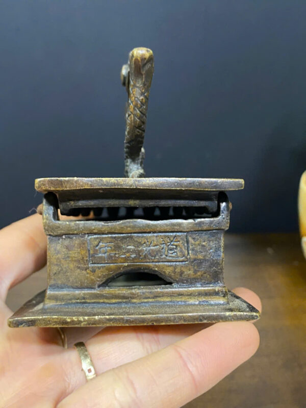 BÀN ỦI MINI ĐỒNG CŨ - Hình ảnh 9