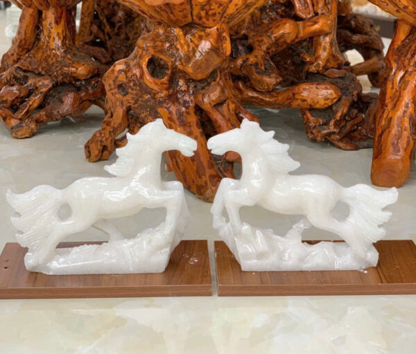Ngựa phi đá cẩm thạch trắng