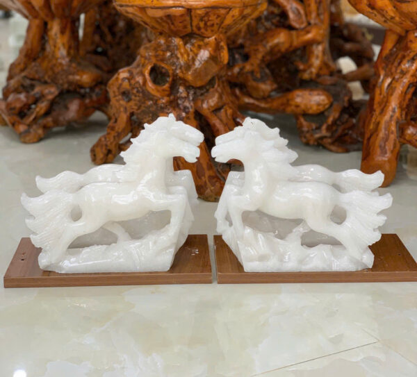 Ngựa phi đá cẩm thạch trắng - Hình ảnh 5