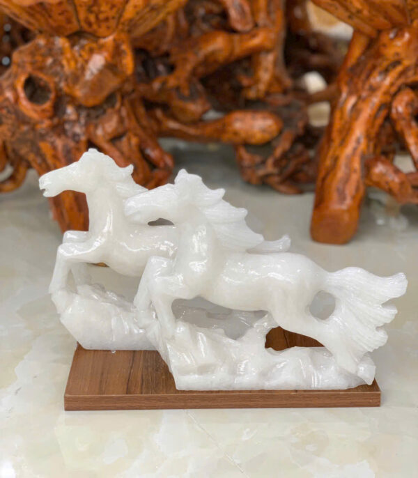 Ngựa phi đá cẩm thạch trắng - Hình ảnh 6