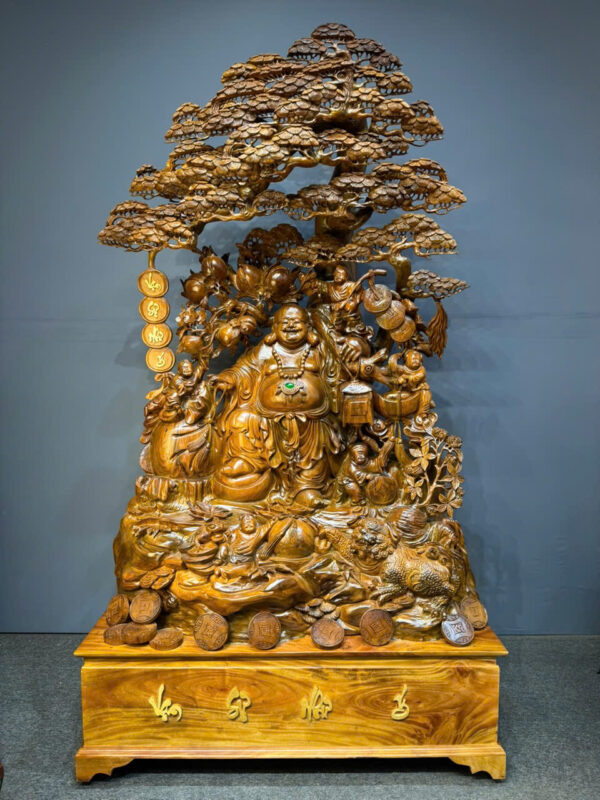 Di lặc đứng gốc tùng