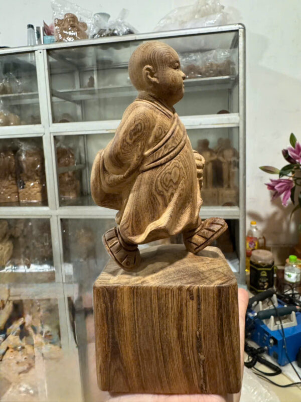 Chú tiểu thong dong