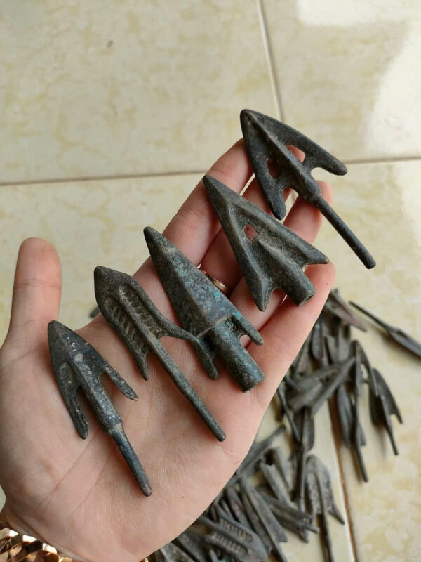40 mũi giáo đồng cũ xưa