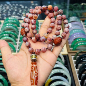 Chuỗi cổ huyết dzi phối dây.