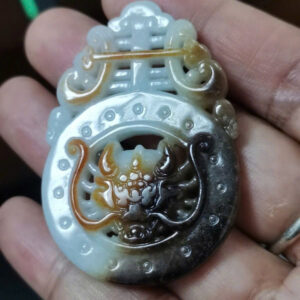 Mặt ngọc bích chạm rồng