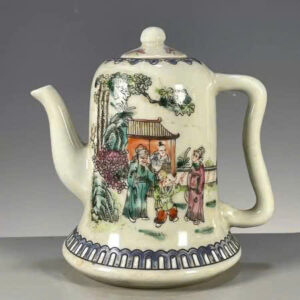 Chiếc ấm hoạ tiết phủ quan