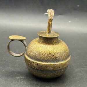 Đèn dầu xưa chất liệu đồng cũ